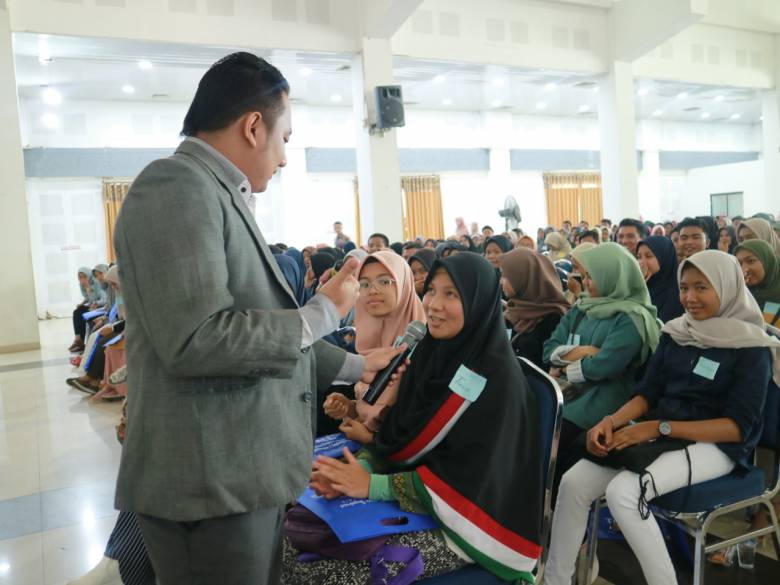 Pelajar Batu Sangkar Sambut Seminar Bahasa Inggris Terbesar